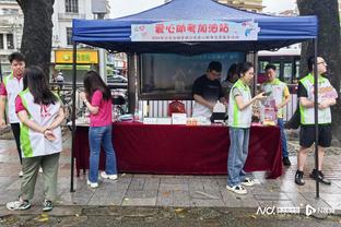 夺冠英雄！全场哨响，众将包围制胜功臣范迪克